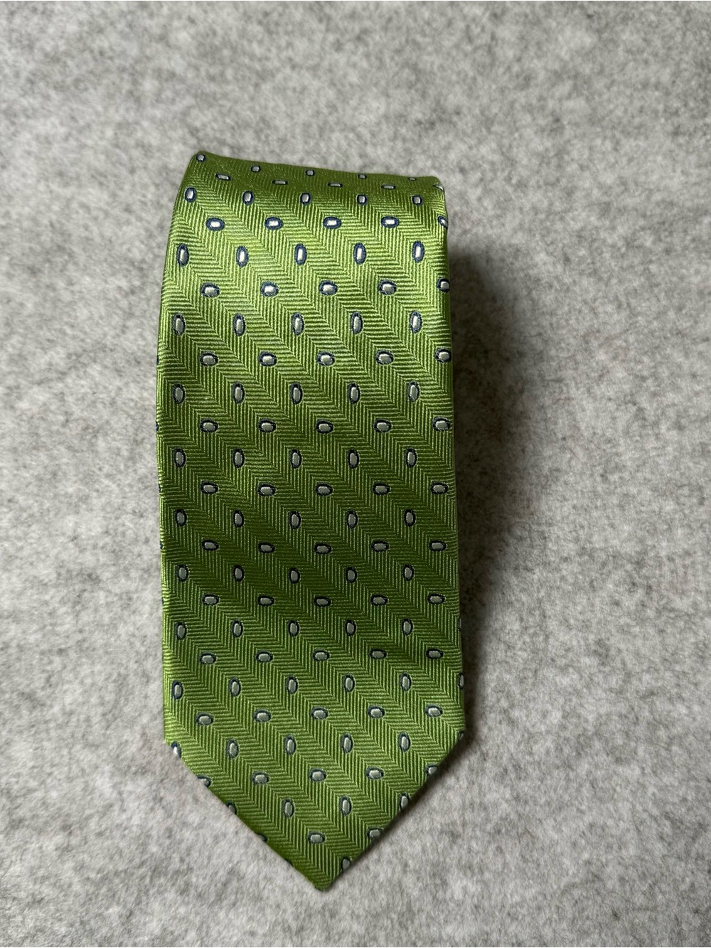 Tom Jame Men's Green Silk Tie with Subtle Geometric Motif